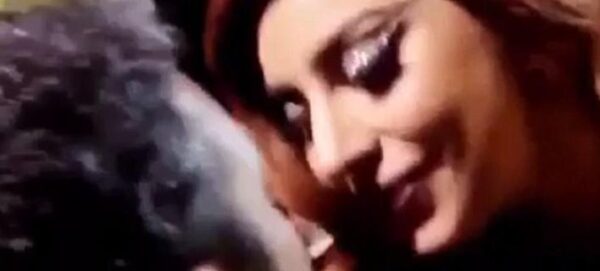 Η Lady Gaga πιο τρυφερή από ποτέ: Γονάτισε και φίλησε τον σύντροφό της