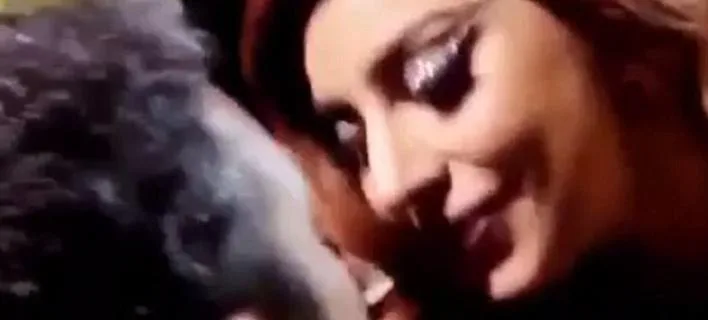 Η Lady Gaga σε κοντινό πλάνο με έντονο μακιγιάζ στα μάτια.