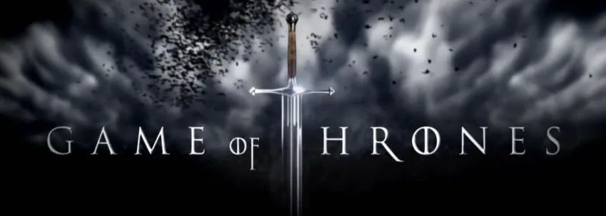 Λογότυπο της σειράς Game of Thrones με ένα σπαθί στο κέντρο και σύννεφα στο φόντο.