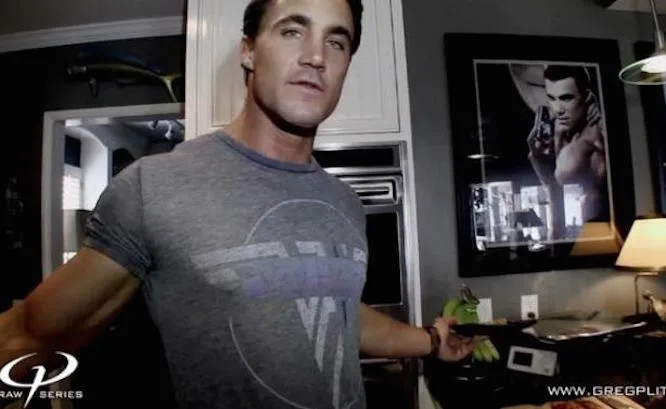 Ο Greg Plitt σε εσωτερικό χώρο