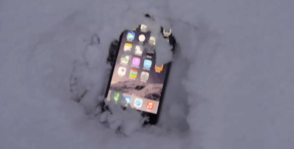 Μάλιστα! Έθαψε το iPhone στο χιόνι για να δοκιμάσει τις αντοχές του