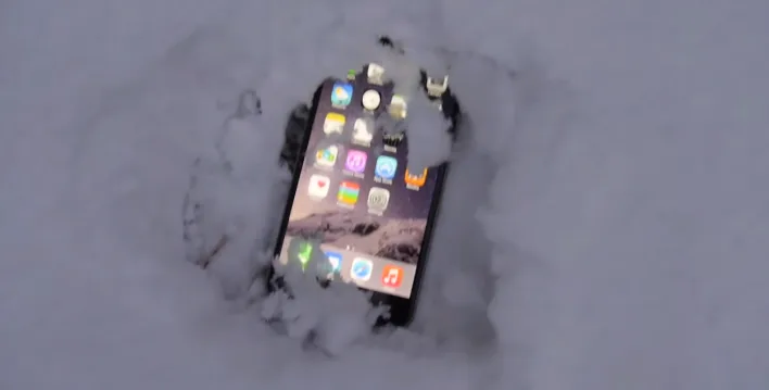 Ένα iPhone 6 Plus θαμμένο μέσα στο χιόνι.