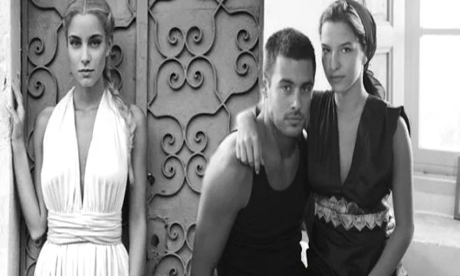 Η Δούκισσα Νομικού, ο Κώστας Μαρτάκης και η Εριέττα Κούρκουλου σε ασπρόμαυρη φωτογραφία.