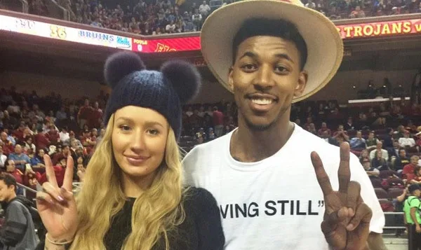 Η Iggy Azalea και ο Nick Young σε αγώνα μπάσκετ.