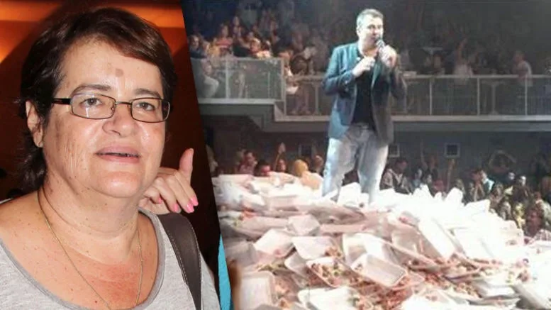 Η Ντέπυ Γκολεμά και ο Αντώνης Ρέμος σε νυχτερινό κέντρο με πανέρια λουλουδιών.