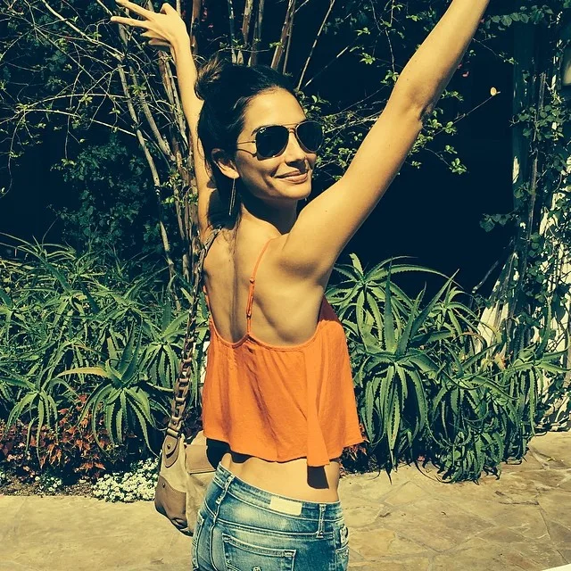 img-holdinglilyaldridge_112502251115