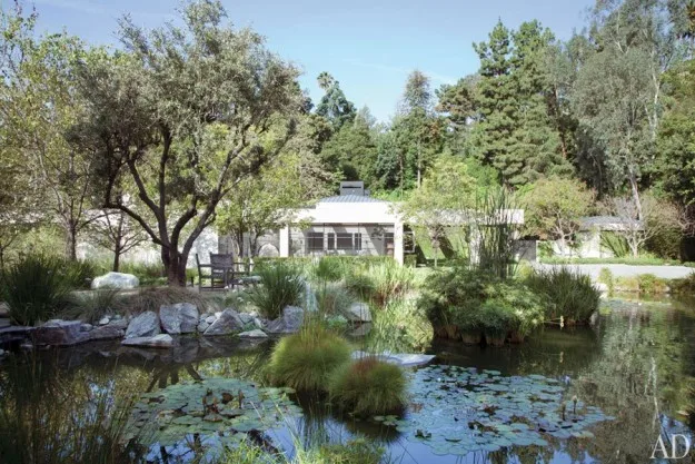 item1.rendition.slideshowhorizontal.ellen-degeneres-portia-de-rossi-beverly-hills-home-02-exterior