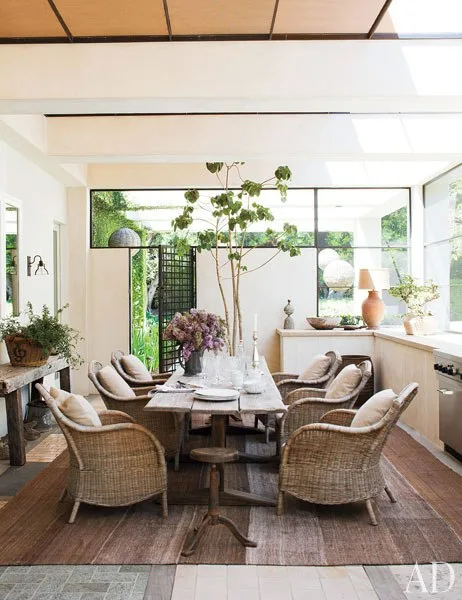 item7.rendition.slideshowvertical.ellen-degeneres-portia-de-rossi-beverly-hills-home-08-porch-1