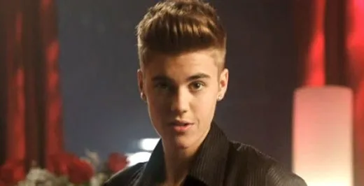 Ο Justin Bieber με μαύρο πουκάμισο και χαρακτηριστικό χτένισμα.