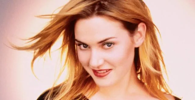 Κοντινό πορτρέτο της Kate Winslet με ξανθά μαλλιά που ανεμίζουν.