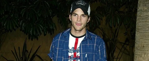 Ο Ashton Kutcher με καπέλο και καρό πουκάμισο.
