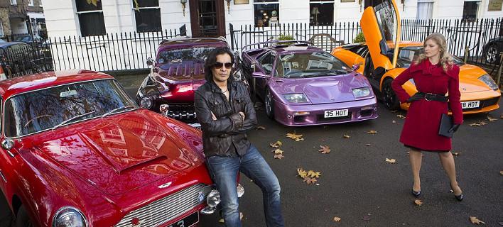 Ο Lambo μπροστά από τη συλλογή του με πολυτελή αυτοκίνητα.