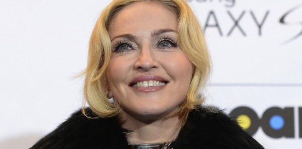 Προκαλεί η Madonna στη νέα της φωτογράφιση! Σταυρός κρέμεται από τη μύτη της