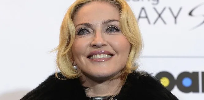 Κοντινό πλάνο της Madonna να χαμογελά σε εκδήλωση.