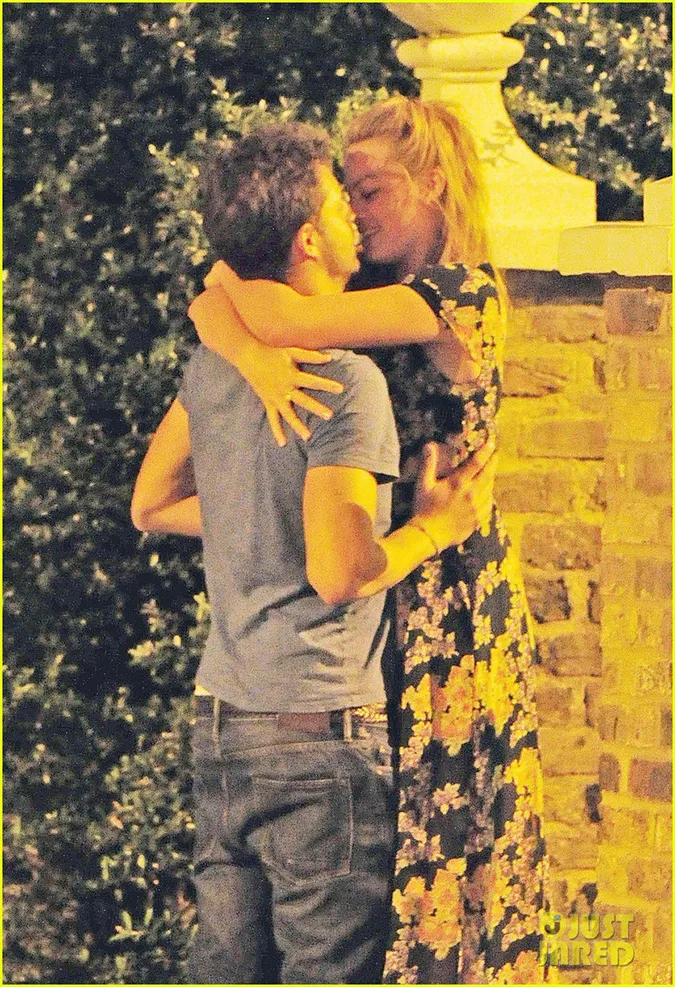 margot-robbie-passionately-makes-out-with-mystery-man-07