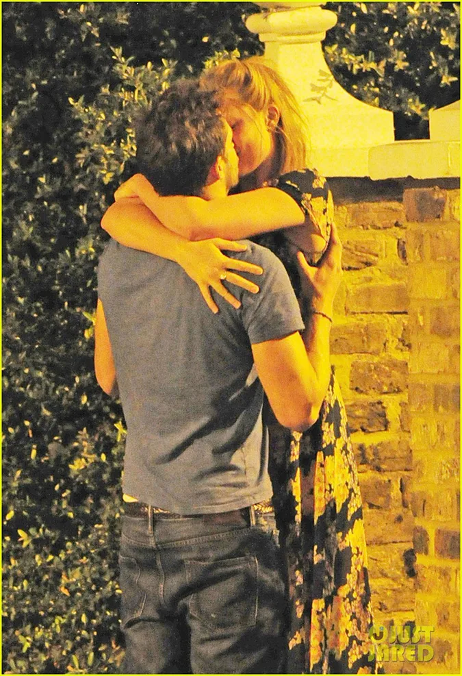 margot-robbie-passionately-makes-out-with-mystery-man-10