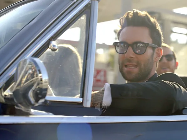 Ο Adam Levine των Maroon 5 σε αυτοκίνητο για το video clip του Sugar.