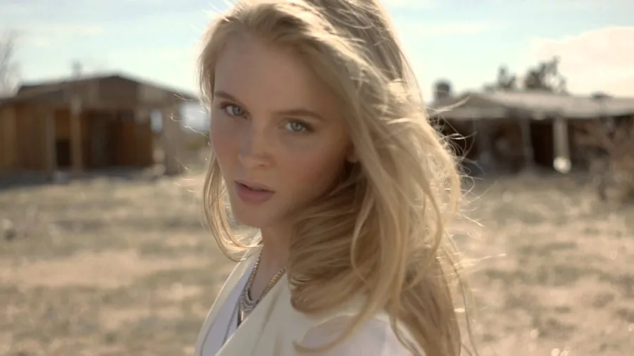 Η Zara Larsson σε εξωτερικό χώρο με ξανθά μαλλιά.