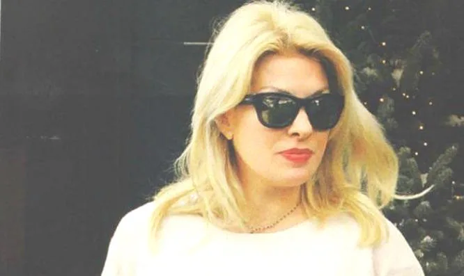 Η Ελένη Μενεγάκη με ξανθά μαλλιά, μαύρα γυαλιά ηλίου και λευκό ρούχο.