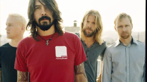 Το συγκρότημα Foo Fighters με τον Dave Grohl σε εξωτερικό χώρο.