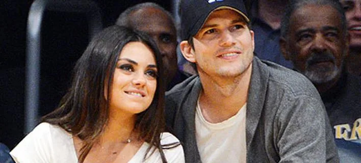 Ο Ashton Kutcher και η Mila Kunis σε κερκίδες γηπέδου.