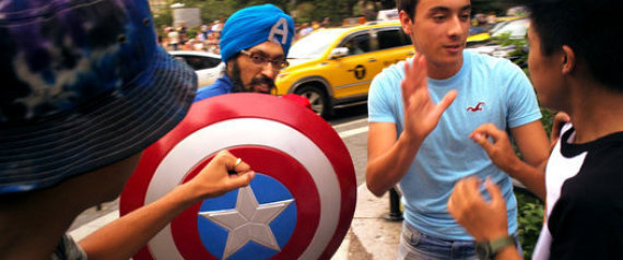 Θα λιώσετε! Ινδός Captain America κατεβαίνει στους δρόμους της Νέας Υόρκης και τρελαίνει τον κόσμο