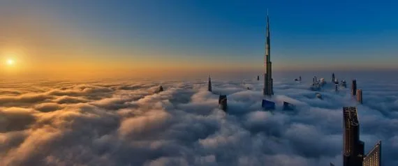 Ο ουρανοξύστης Burj Khalifa στο Ντουμπάι πάνω από τα σύννεφα κατά την ανατολή του ηλίου.