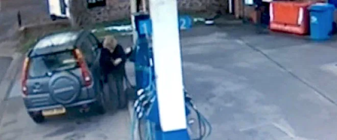 Γυναίκα οδηγός δίπλα σε αυτοκίνητο σε βενζινάδικο.