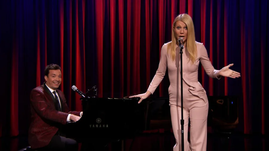 Η Gwyneth Paltrow τραγουδάει δίπλα στον Jimmy Fallon που παίζει πιάνο.