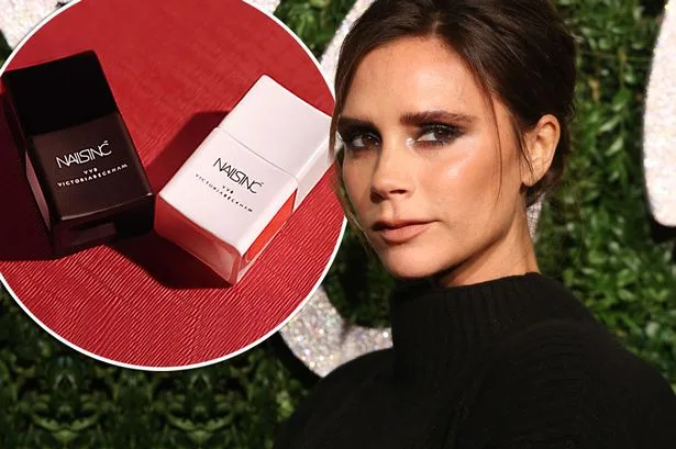 Η Victoria Beckham δίπλα σε δύο μανό Nails Inc.