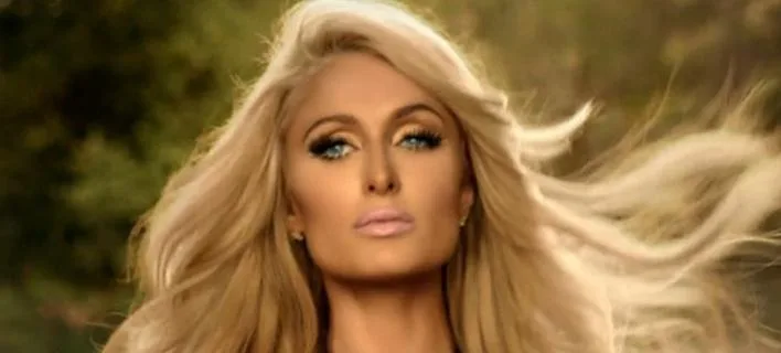 Κοντινό πορτρέτο της Paris Hilton με ξανθά μαλλιά σε εξωτερικό χώρο.