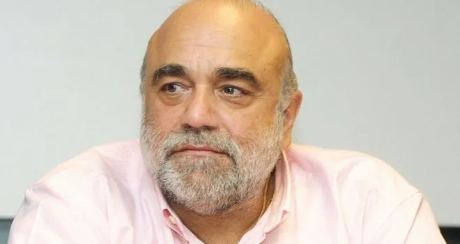 Ο Ντέμης Ρούσσος σε κοντινό πλάνο