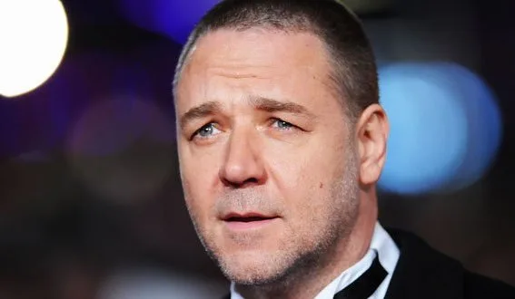 Κοντινό πορτρέτο του Russel Crowe με κοντό μαλλί και κοστούμι.