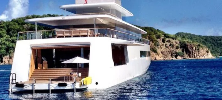 Το πολυτελές γιοτ Venus του Στιβ Τζομπς στη θάλασσα.