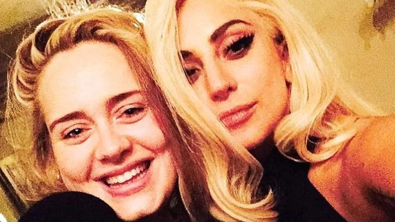 Η Adele και η Lady Gaga ποζάρουν μαζί σε κοντινό πλάνο.