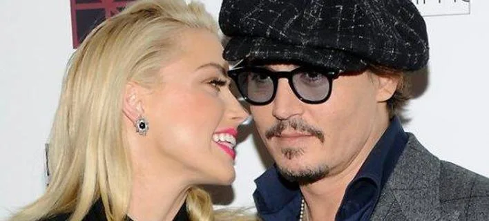 Ο Johnny Depp με καπέλο και γυαλιά δίπλα σε ξανθιά γυναίκα.