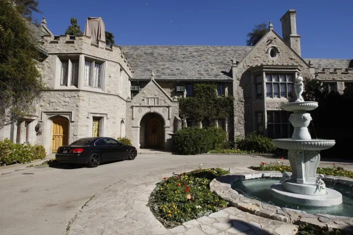 Εξωτερική άποψη της έπαυλης Playboy Mansion του Χιου Χέφνερ στο Λος Άντζελες της Καλιφόρνια.