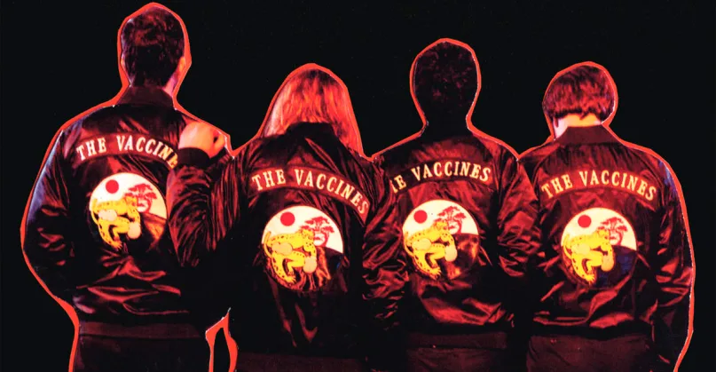 Τα μέλη του συγκροτήματος The Vaccines με μαύρα μπουφάν που αναγράφουν το όνομά τους.