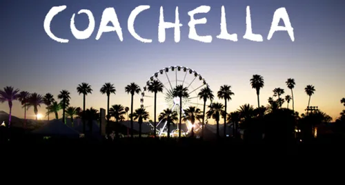 Το φεστιβάλ Coachella στο ηλιοβασίλεμα με φοίνικες και τροχό.