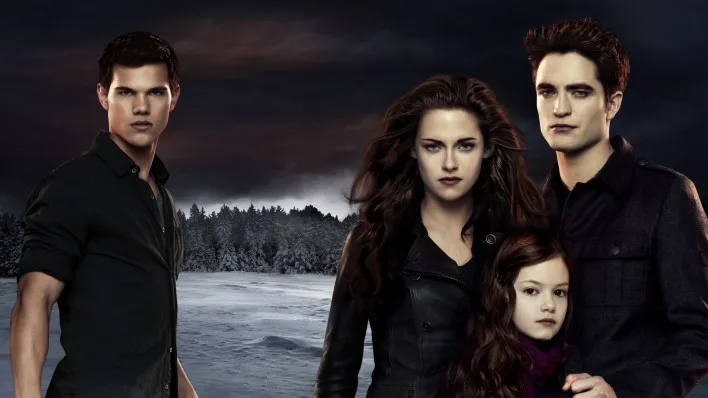 Ο Taylor Lautner και οι πρωταγωνιστές του Twilight σε χιονισμένο τοπίο.