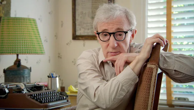 Ο Woody Allen σε γραφείο με γραφομηχανή