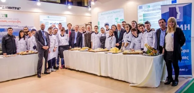 Σπουδαστές του ΙΕΚ ΑΚΜΗ σε εκδήλωση γαστρονομίας.