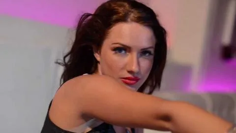 Η τραγουδίστρια Otilia σε κοντινό πλάνο