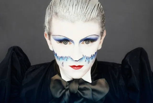 Ο Steve Strange με έντονο μακιγιάζ και λευκή βάση προσώπου.