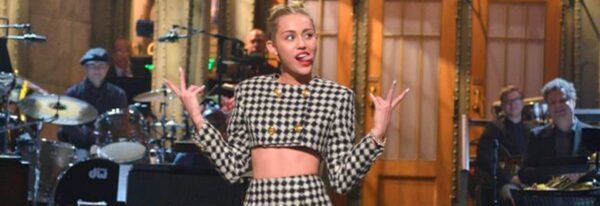 Εκπληκτική η Miley Cyrus στο επετειακό επεισόδιο του SNL! Δείτε τη σε μια σούπερ διασκευή