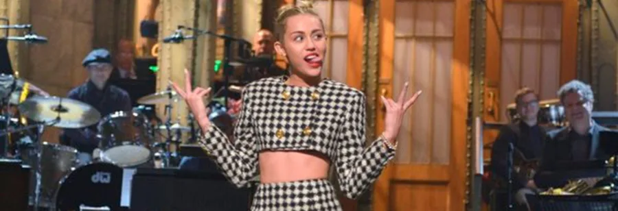 Η Miley Cyrus στη σκηνή του Saturday Night Live