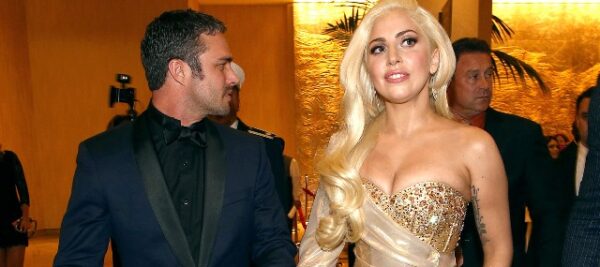 Το…κρυφό μήνυμα του μονόπετρου της Lady Gaga! Τι αναγράφει στην πίσω πλευρά του;