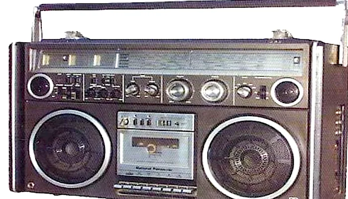 Vintage φορητό ραδιοκασετόφωνο (boombox) με δύο ηχεία και λαβή.
