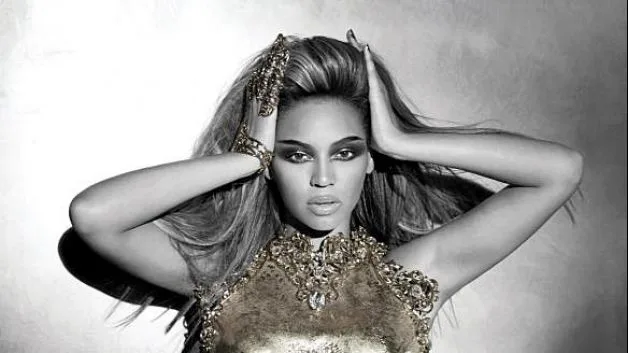 Η Beyonce σε ασπρόμαυρη καλλιτεχνική φωτογράφιση με χρυσά κοσμήματα.