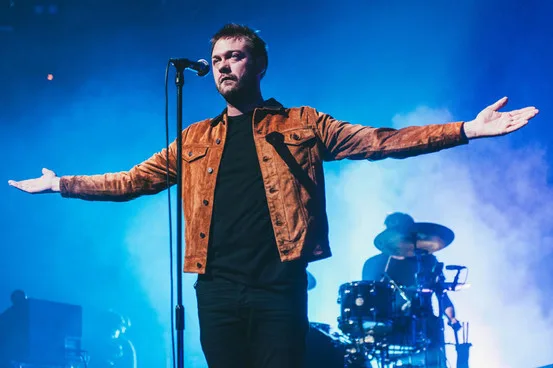 Ο Tom Meighan των Kasabian σε συναυλία με ανοιχτά χέρια.